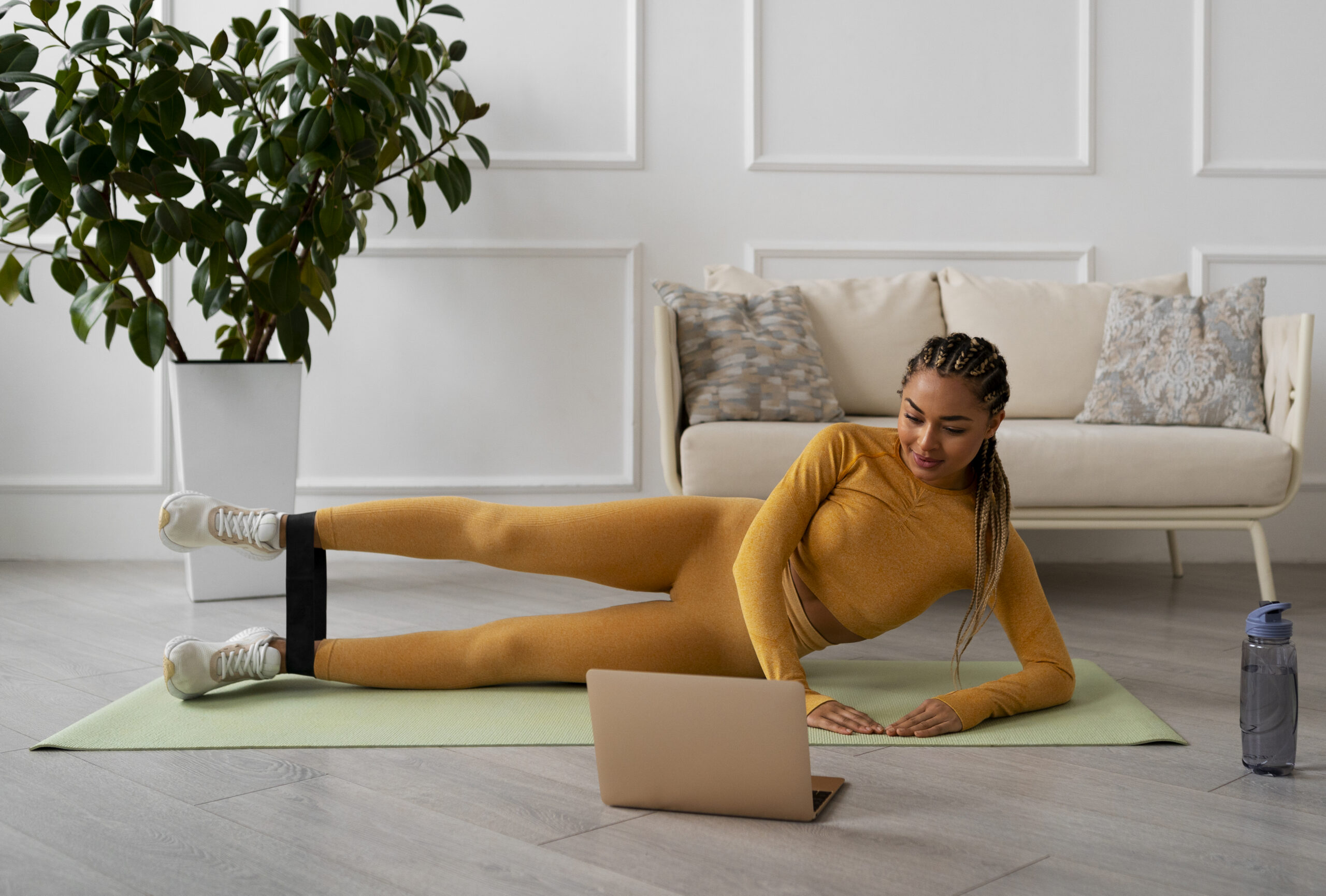 Femme en pleine séance de sport en ligne