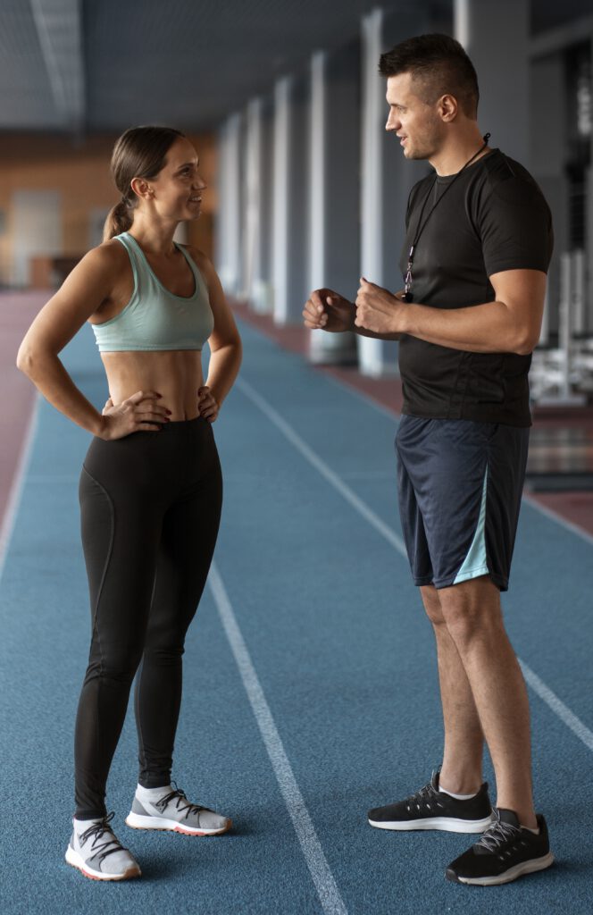 Coach sportif et son élève en entraînement