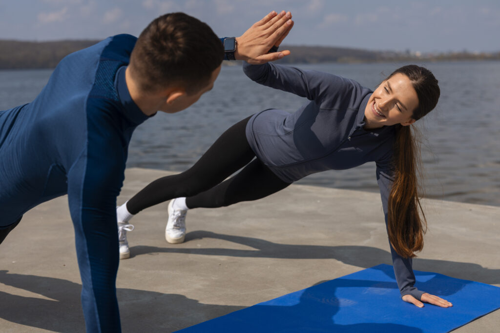 Coach sportif et son élève en pleine séance de sport