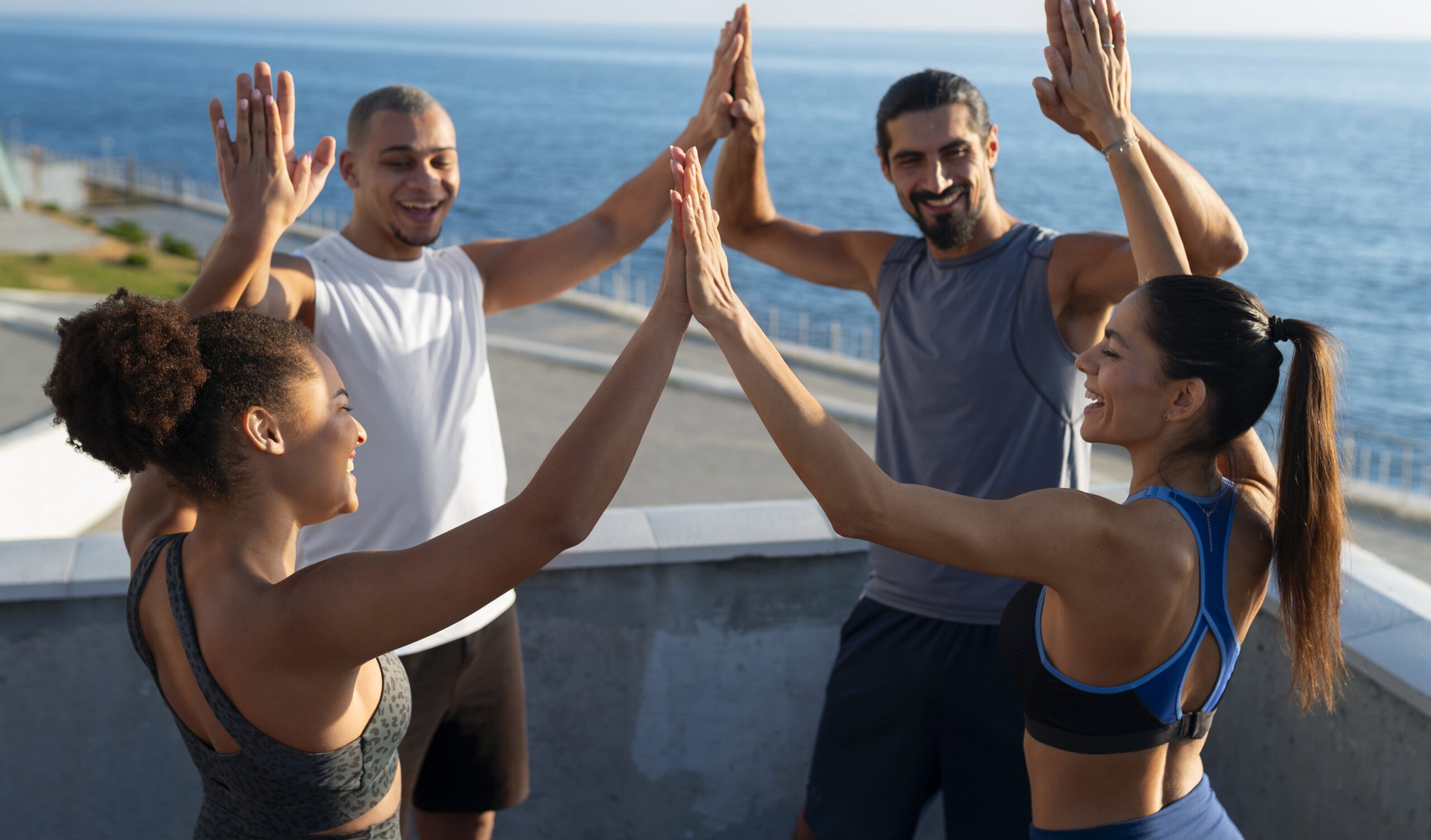 Groupe de sportif qui se tapent dans les mains