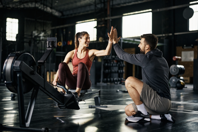 Cours de sport entre coach sportif et élève